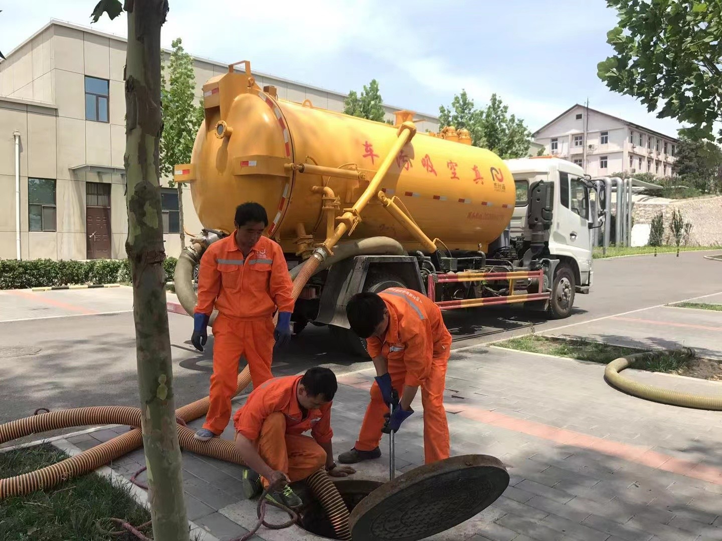 长阳管道疏通车停在窨井附近