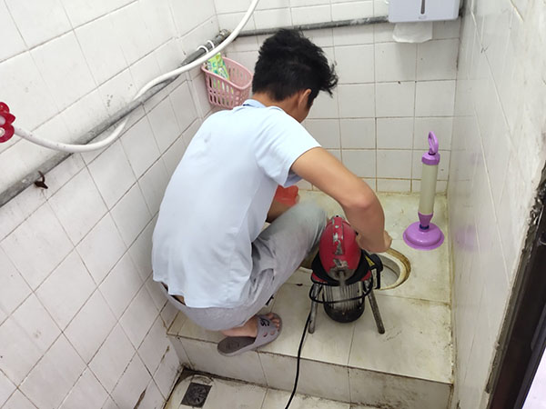 长阳管道堵塞冒臭气 专业师傅现场解决问题